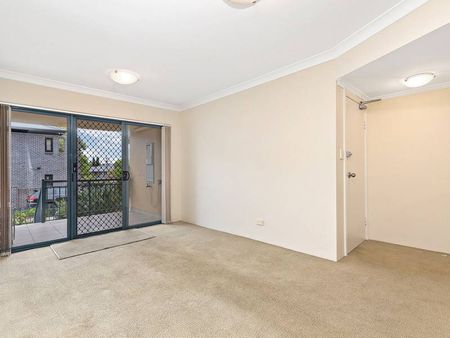 TOWNHOUSE STYLE TWO BEDROOM APARTMENT - Photo 4