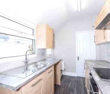 3 bedroom House in Elgar Road, Reading - Photo 6