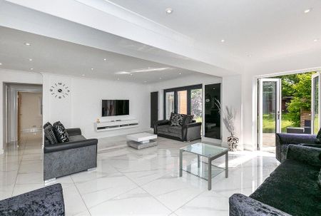 4 bedroom detached house to rent - Photo 2