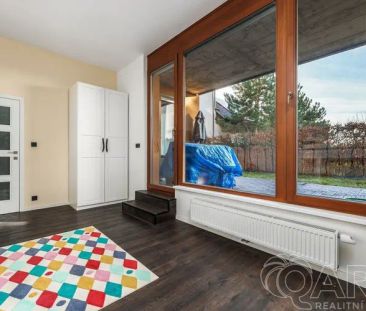 Pronájem bytu 4+kk s dvěma parkovacími stáními a předzahrádkou - Photo 1