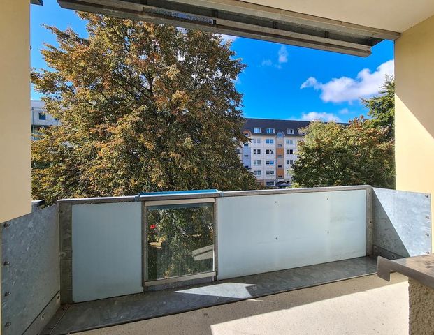 Einziehen & 2 Warmmieten sparen*: Frisch renovierte Balkonwohnung mit Fahrstuhl & modernem Wannenbad - Foto 1