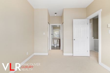 Townhouse in Burnaby, BC - Photo 4