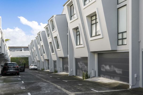 Move-in ready + 2 min walk to Ponsonby Road - Photo 1