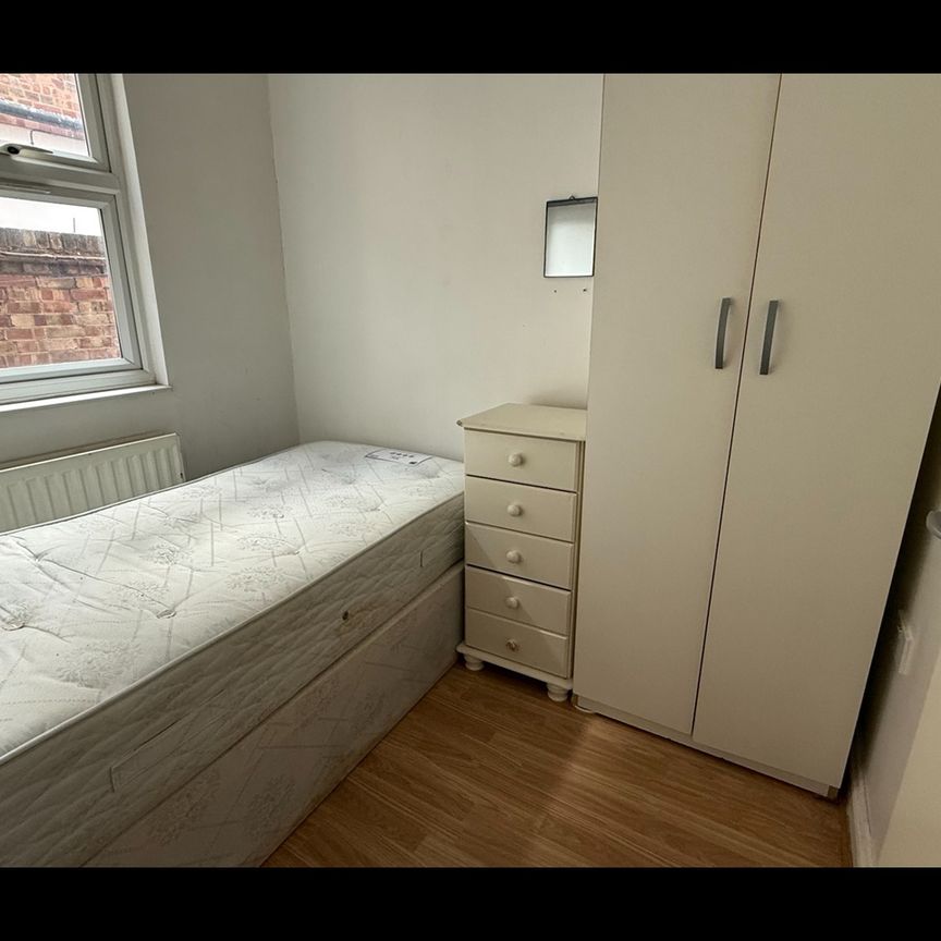 2 Bed Flat, Green Lanes, N13 - Photo 1