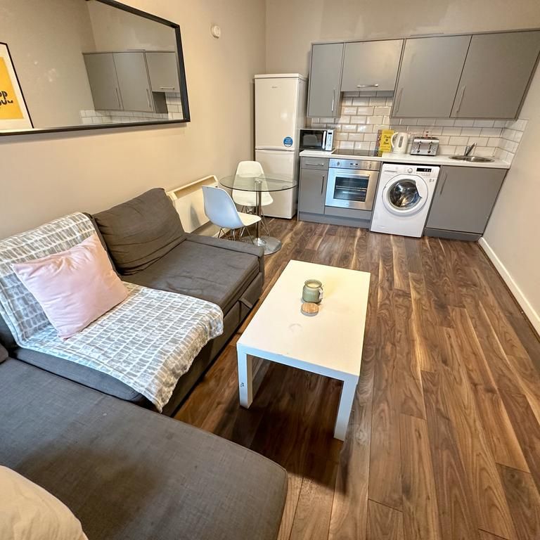 4 bedroom flat to rent - Photo 1