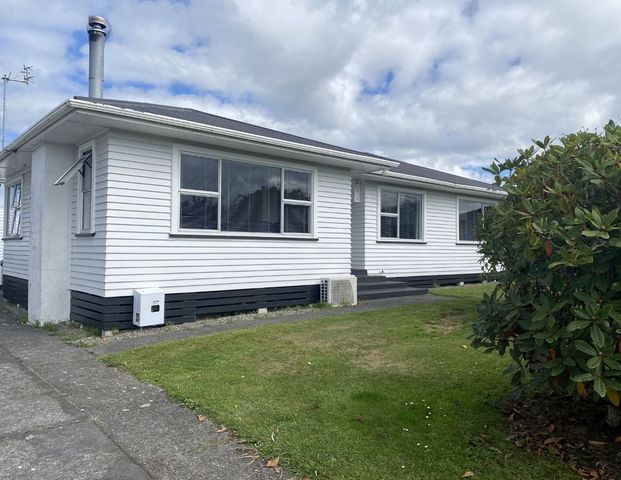 123R Pembroke Road,Stratford - Photo 1