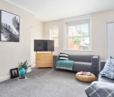 10 Buckingham Mount, Hyde Park, Leeds, LS6 1DN - Photo 2
