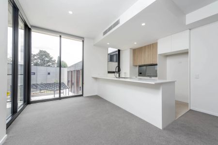 Charming Two-Bedroom Apartment in the sort after Iskia building. - Photo 5