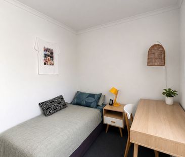 Redfern - Photo 1