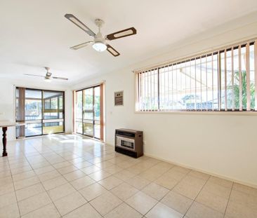 Spacious and conveniently located 3 bedroom home - Photo 3