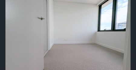 Luxury 3 Bed 3 Bath plus Study Water View Apartment - Rhodes Central - Photo 3