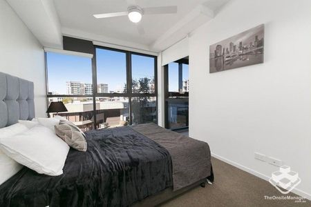 MILTON- FULLY FURNISHED 1 BEDROOM 1 BATHROOM APARTMENT - JUST 2KM FROM THE CBD - Photo 5