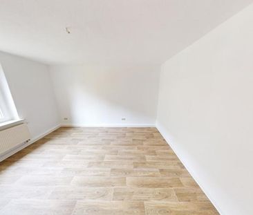 Ruhig gelegene 2-Raum-Altbauwohnung mit Tageslichtbad - Foto 1