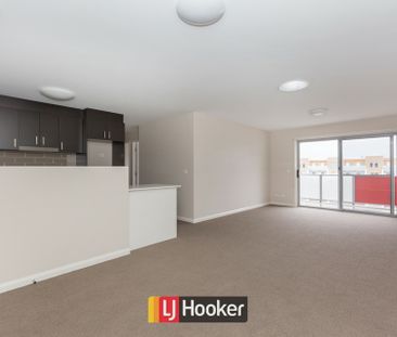 Top floor unit with 2 car spaces! - Photo 2