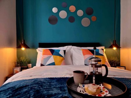 Choose your vibe from 6 incredible suites in this stunning new house share. 😎 Room 6 - Photo 3