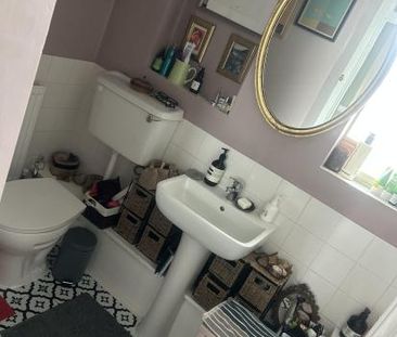 Beautifully bright double room to share with one other. Female only - Photo 3