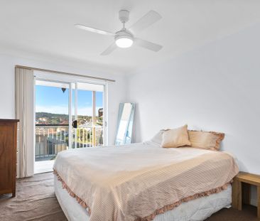 Spacious 3 Bedroom Townhouse with Lock Up Garage - Photo 3