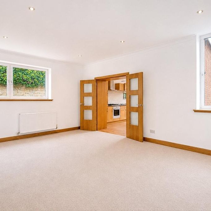 3 bedroom flat to rent - Photo 1