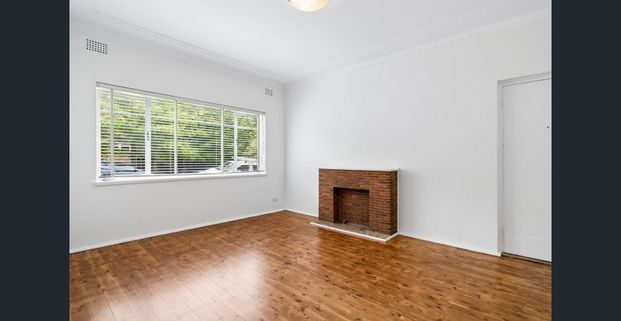 Spacious & Central 2-Bedroom Apartment in a Boutique Block of 4 - Photo 1