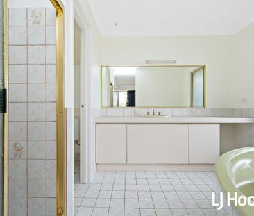 Large Family Home Situated on a huge 1,053m2 block - Photo 6