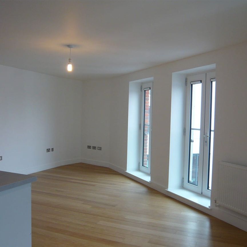 Fabulous one bedroom apartment in the Parkway development in the heart of the town centre with the benefit of secure underground allocated parking. - Photo 1