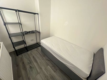 Diana Street Room 2 - Photo 4