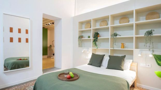 Room in a shared 10-bedroom apartment for rent in Sant Pere, suitable for professionals. - Photo 1