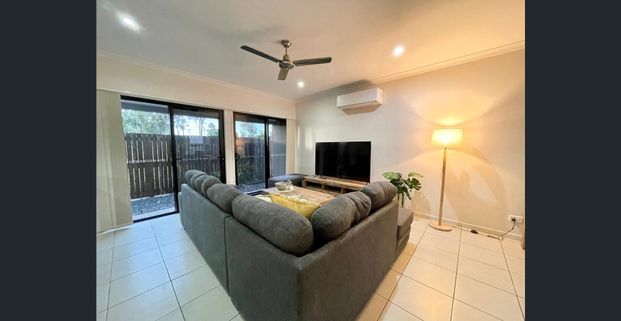 HIGH END TOWNHOUSE: CENTRAL LOCATION, FULLY FURNISHED & QUALITY FIT OUT - Photo 1