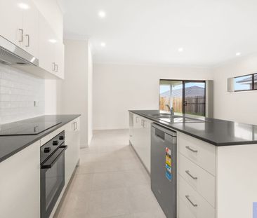 🏡 Stylish & Spacious Family Home with Modern Comfort in Logan Reserve✨ - Photo 4