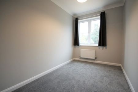 2 Bedroom Flat / Apartment - Albert Street, Fleet - Photo 2