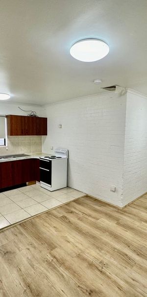 FRESH FLOORS. 400M TO THE STATION. - Photo 1