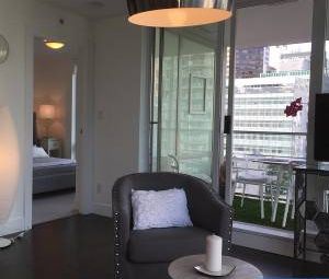 **************DESIGNER DECORATED 2 BED 2 BATH IN YALETOWN************* - Photo 4