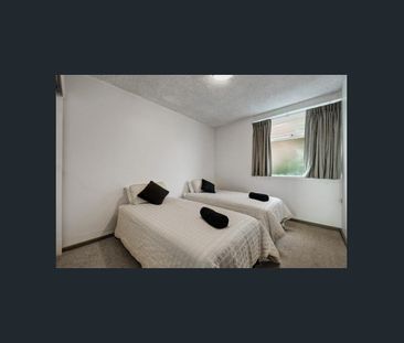 HUGE GROUND FLOOR 2 BEDROOM APARTMENT WITH OFF STREET PARKING - Photo 4