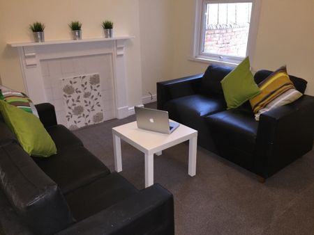 4 Bedroom Semi Detached To Rent in Lenton - Photo 5