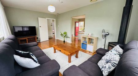 Beautifully 3- bedroom home with spacious garden & great outdoor living - Photo 2