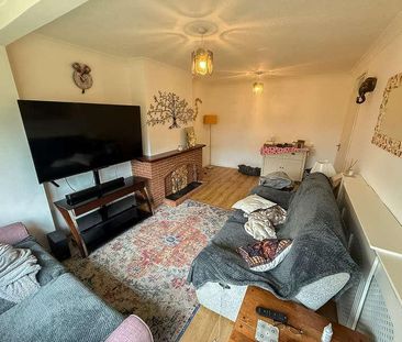 The Bramleys, Rochford, SS4 - Photo 2