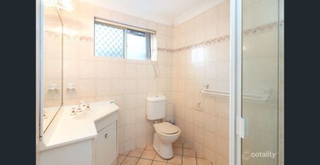 ULTRA CONVENIENT CLAYFIELD LOCATION, 2 BEDROOMS, 1 CAR L/P, POOL - Photo 4