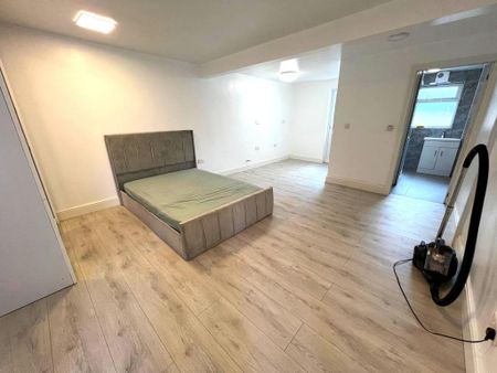 4 bedroom semi-detached house to rent - Photo 4