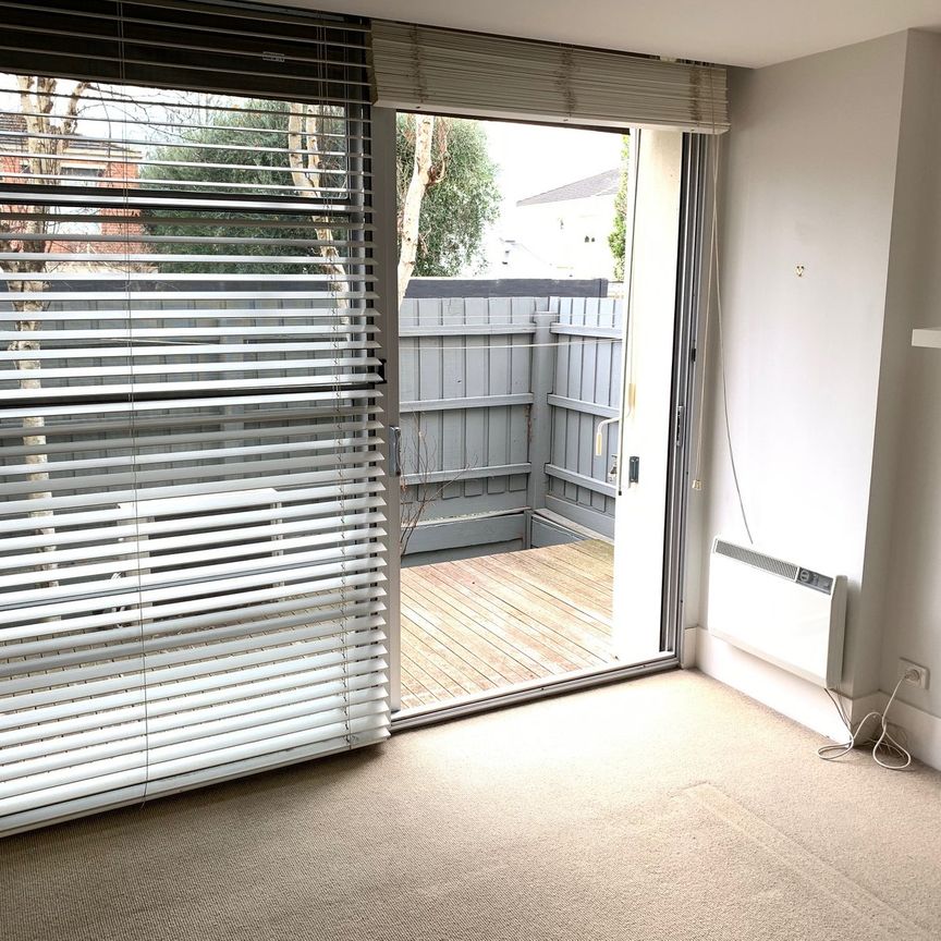 SPACIOUS APARTMENT WITH 2 OUTDOOR AREAS AT REAR OF THE BLOCK - Photo 1