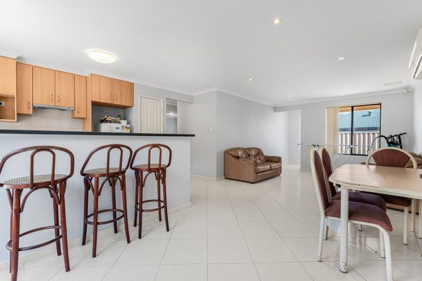 Low-Maintenance 3-Bedroom Villa in Convenient Location - Photo 1