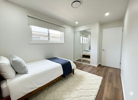 Brand New Luxury 5-Bedroom Double Storey Home! - Photo 4