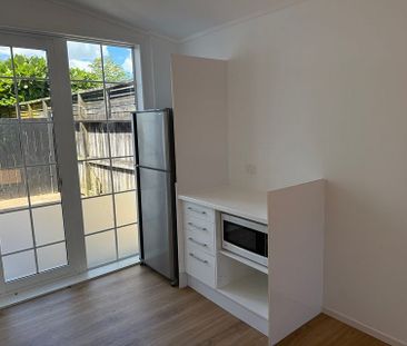 Private modern 1 brm with off street parking - Photo 3