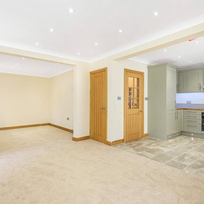 4 bedroom link detached house to rent - Photo 1