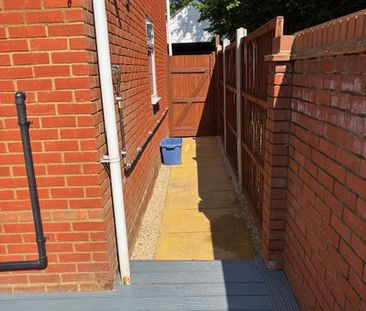 2 bedroom end of terrace house to rent - Photo 3