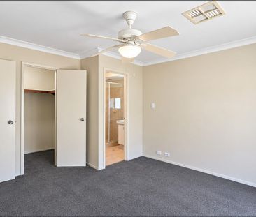 Spacious 4-Bedroom Family Home Opposite Beautiful Parkland! - Photo 6