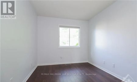 104 THORNBURY CRESCENT - Photo 2