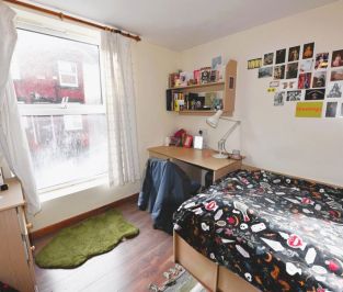 4 bedroom House in Harold Mount, Leeds - Photo 3