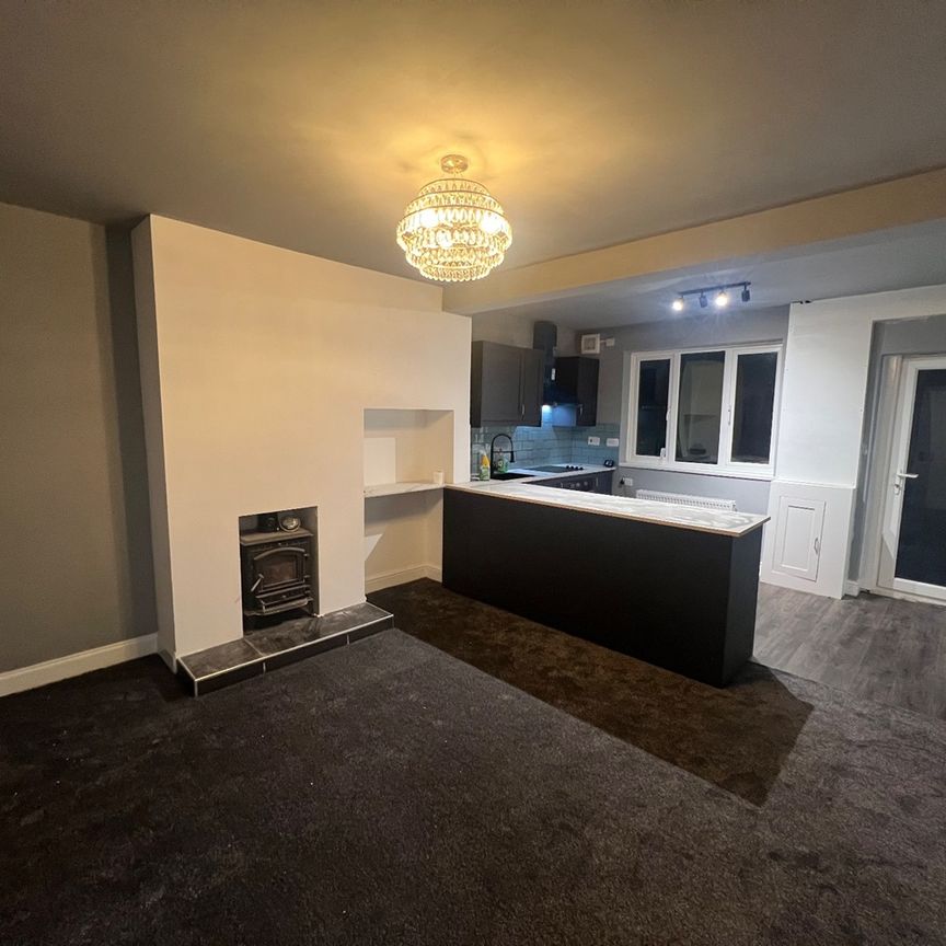 3 Bed Semi-Detached House, Astill Drive, LE4 - Photo 1