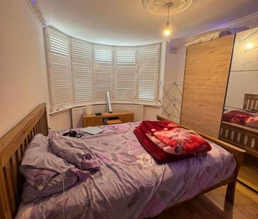 6 Bed Terraced House, Thornhill Gardens, IG11 - Photo 3