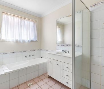 Light Filled Town House in Prime Location - Photo 2